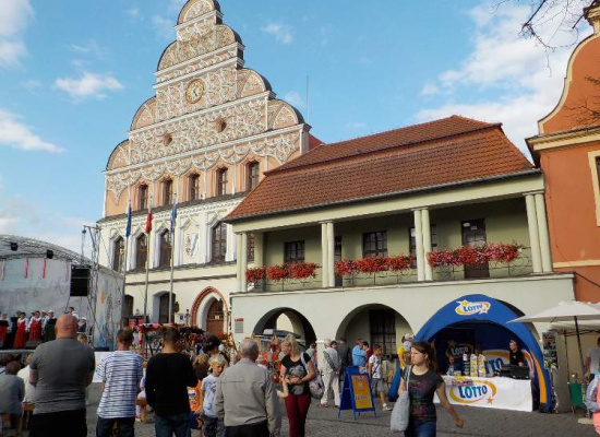 JARMARK U KRÓLOWEJ ŚWIATA